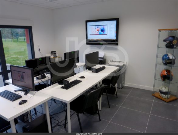 JCB Académie, est un centre de formation professionnelle dédié au graphisme, à l’étude de design et à la réalisation de décors peints à l’aérographe sur tous types de supports. Notre école créée par un professionnel fort de 20 années d’expérience dans le milieu du sport automobile, enseigne les techniques nécessaires à l’exécution d’un projet de décors. Dans des locaux neufs, spacieux, modernes et confortables, à l’aide de matériels adaptés et dernière génération, JCB Académie peut accueillir 15 stagiaires.