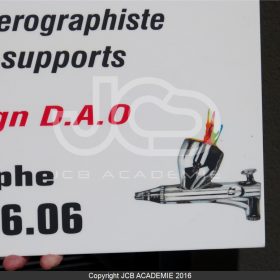 JCB Académie, est un centre de formation professionnelle dédié au graphisme, à l’étude de design et à la réalisation de décors peints à l’aérographe sur tous types de supports. Notre école créée par un professionnel fort de 20 années d’expérience dans le milieu du sport automobile, enseigne les techniques nécessaires à l’exécution d’un projet de décors. Dans des locaux neufs, spacieux, modernes et confortables, à l’aide de matériels adaptés et dernière génération, JCB Académie peut accueillir 15 stagiaires.