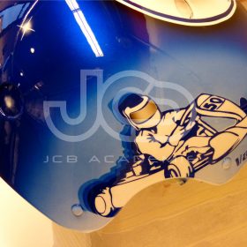 JCB Académie, est un centre de formation professionnelle dédié au graphisme, à l’étude de design et à la réalisation de décors peints à l’aérographe sur tous types de supports. Notre école créée par un professionnel fort de 20 années d’expérience dans le milieu du sport automobile, enseigne les techniques nécessaires à l’exécution d’un projet de décors. Dans des locaux neufs, spacieux, modernes et confortables, à l’aide de matériels adaptés et dernière génération, JCB Académie peut accueillir 15 stagiaires.