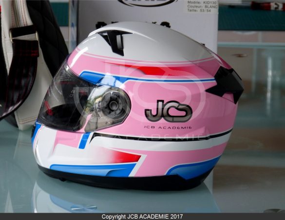 JCB Académie, est un centre de formation professionnelle dédié au graphisme, à l’étude de design et à la réalisation de décors peints à l’aérographe sur tous types de supports. Notre école créée par un professionnel fort de 20 années d’expérience dans le milieu du sport automobile, enseigne les techniques nécessaires à l’exécution d’un projet de décors. Dans des locaux neufs, spacieux, modernes et confortables, à l’aide de matériels adaptés et dernière génération, JCB Académie peut accueillir 15 stagiaires.